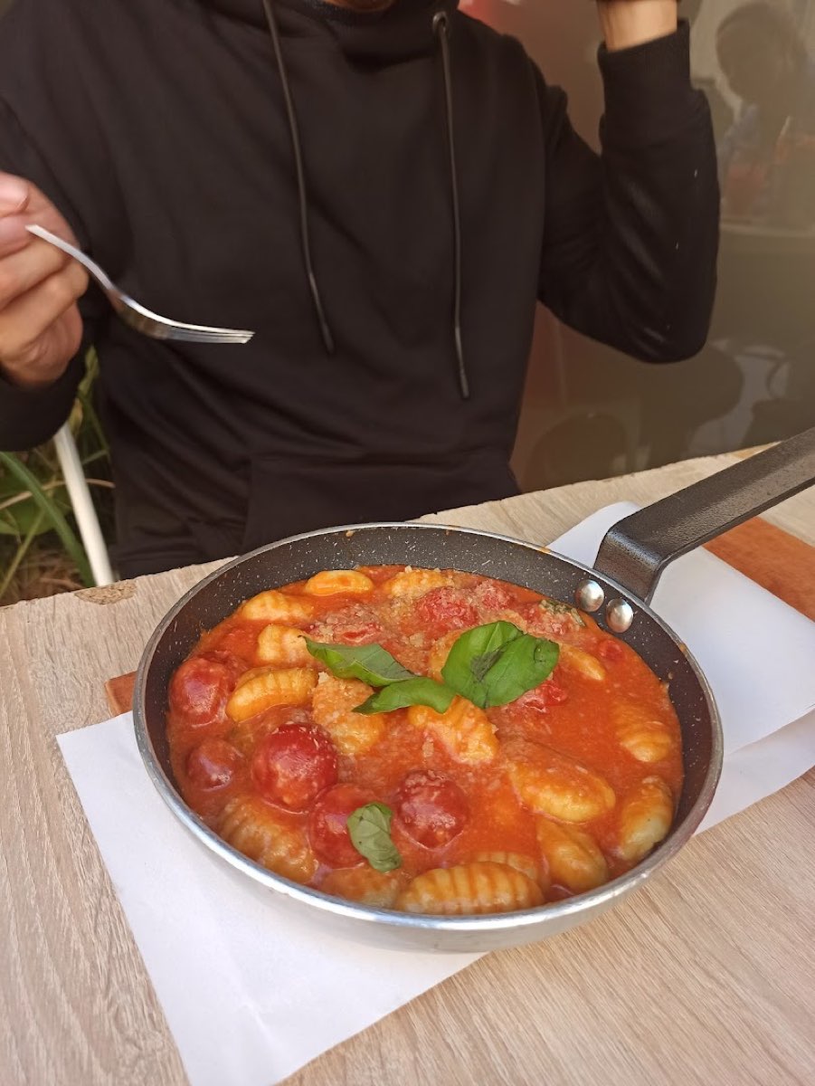 Gnocchi w sosie z pieczonych pomidorków koktajlowych z bazylią, podane prosto na patelni.