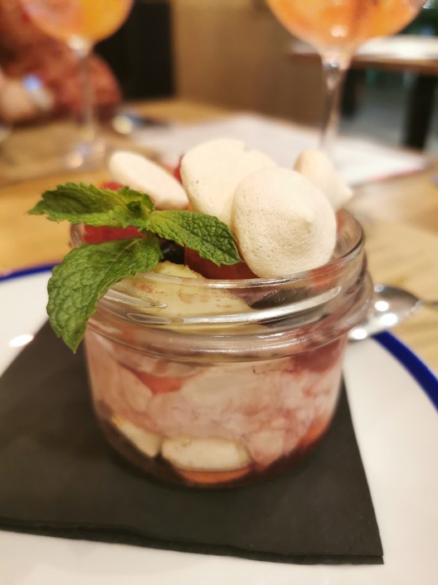 Deser podany w szklanym słoiku, warstwowy, z kruszonką.